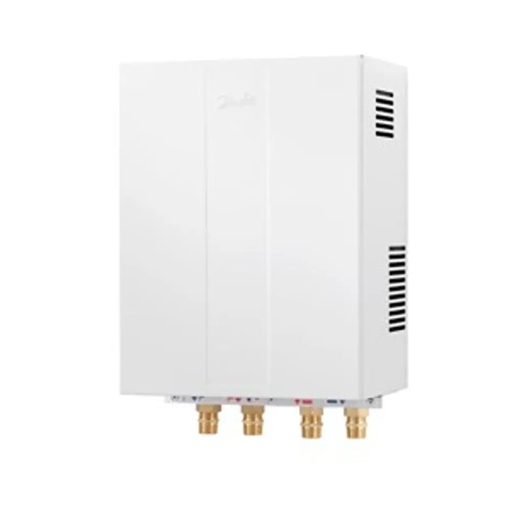 Weißer Durchlauferhitzer von Danfoss mit mehreren Anschlussleitungen an der Unterseite und Lüftungsschlitzen an der Seite.